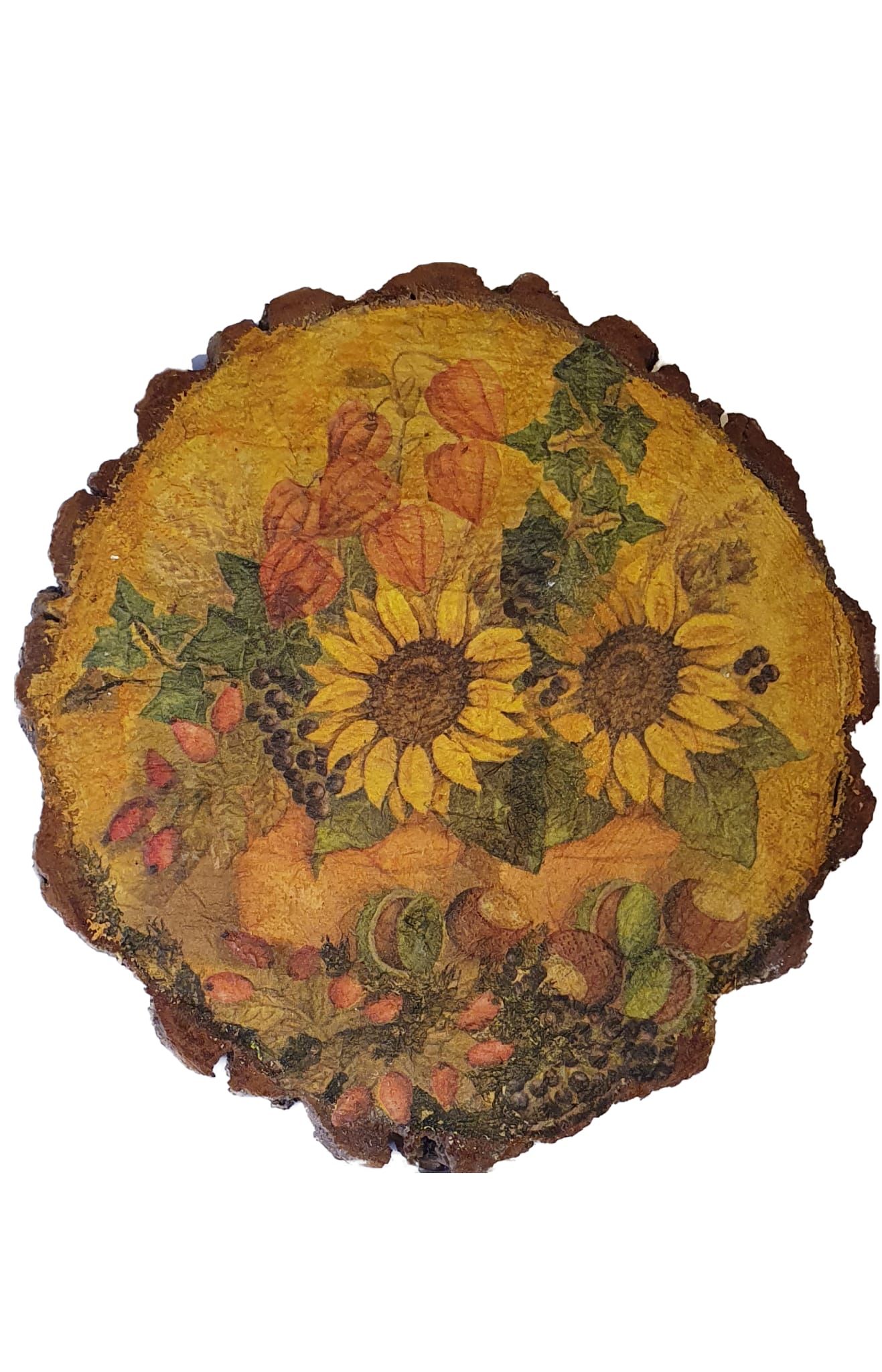 Hölzerne Baumscheibe mit handgemaltem Herbststrauß. Zu sehen sind Efeu, Kastanien und Sonnenblumen.